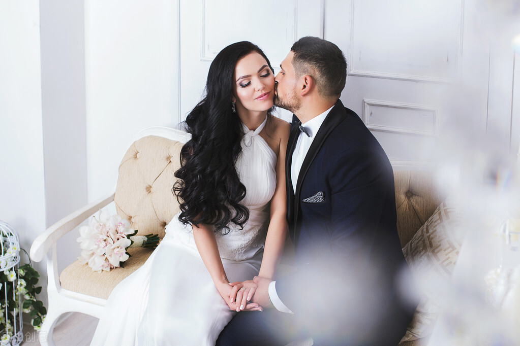 在森林里，狡猾的狐狸用甜言蜜语骗了乌鸦口中的肉