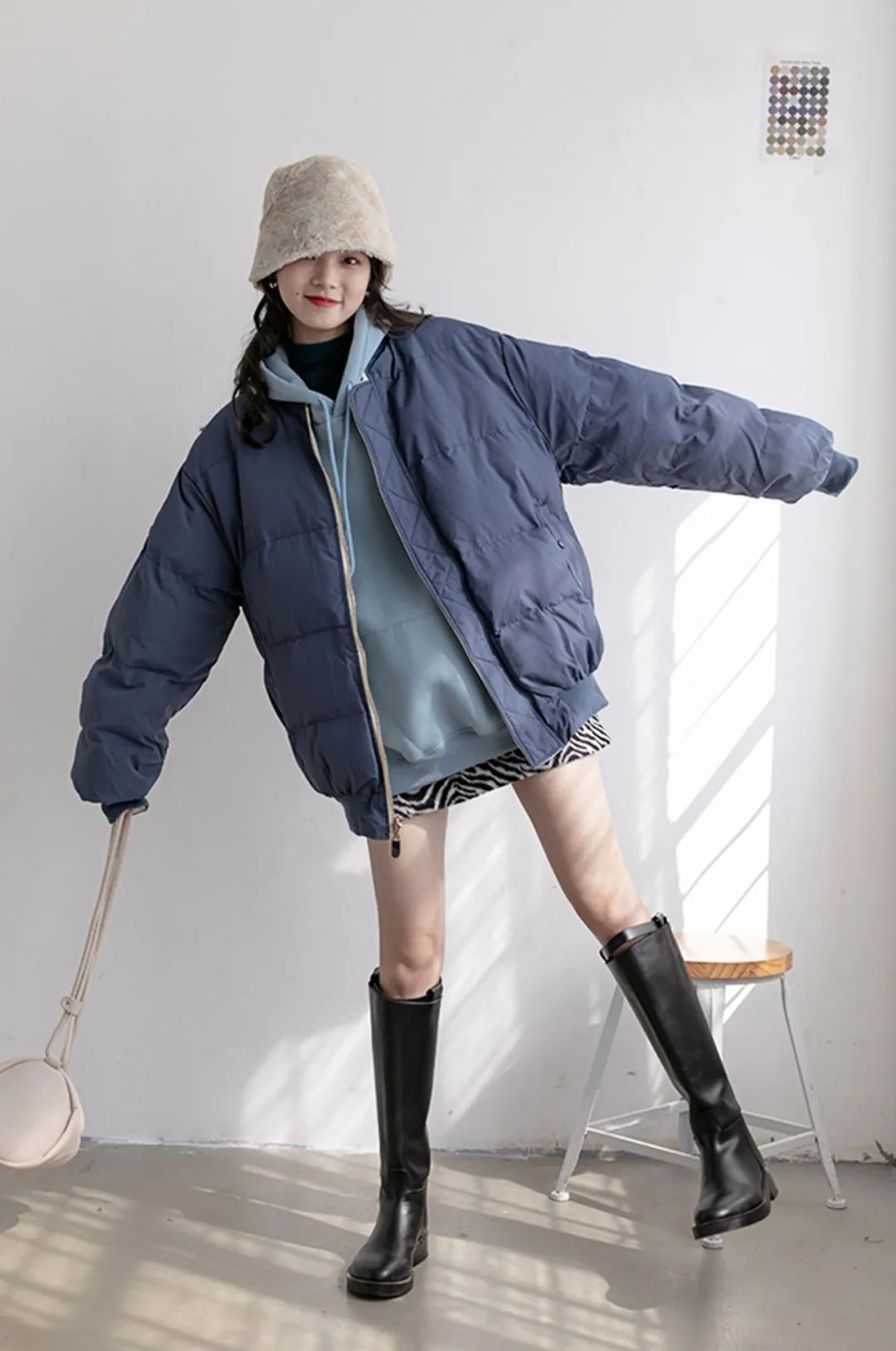 早春外套穿搭学生党甜酷,大衣卫衣短裙靴子