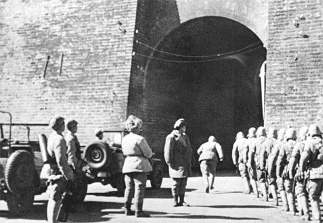 上海解放时是怎么恢复经济秩序的,上海邮政大楼怎么解放的