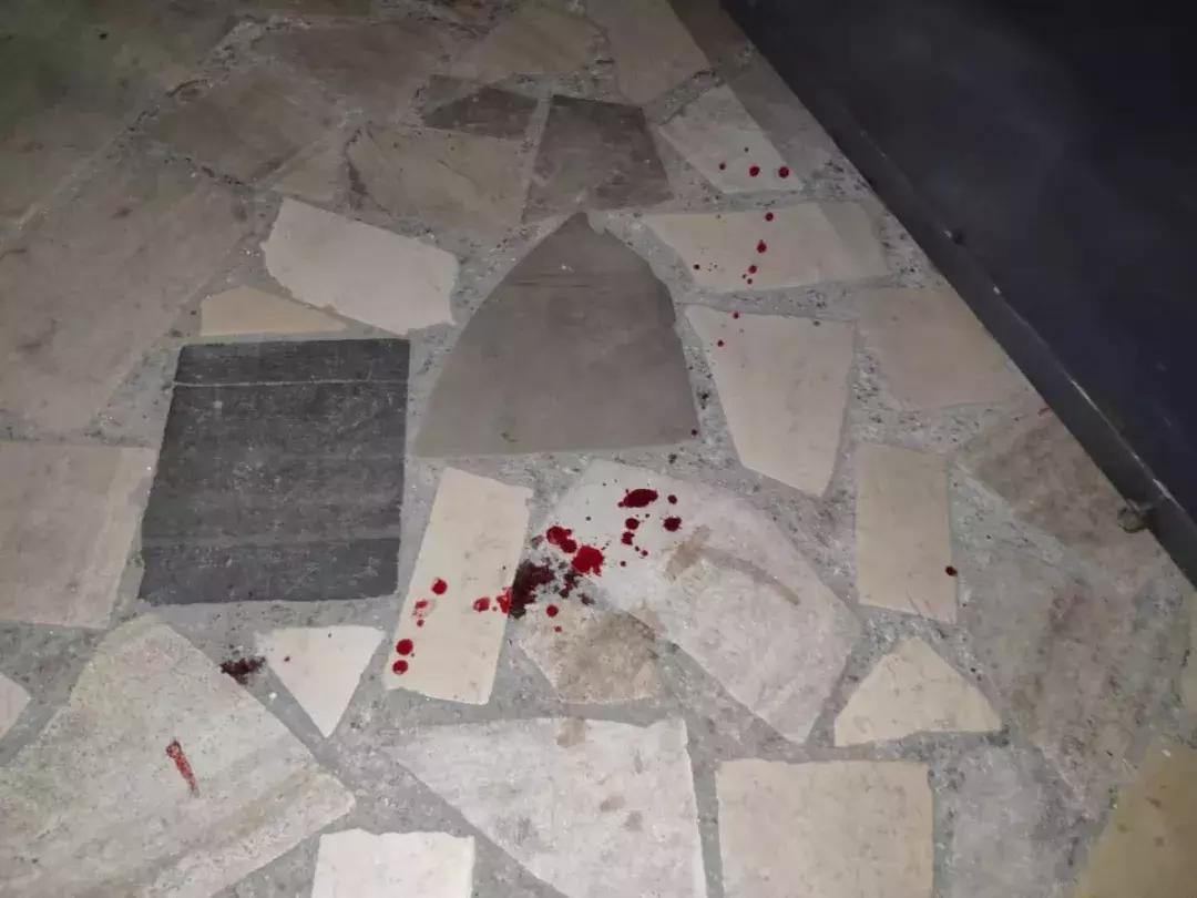 油门当刹车被撞男子奇迹脱险,男子骑车险被铁门砸到