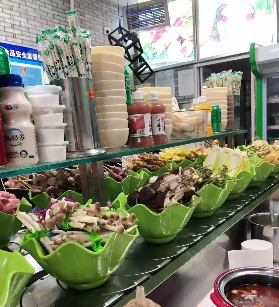 一条街上开3家旋转小火锅，为啥就他活了下来？