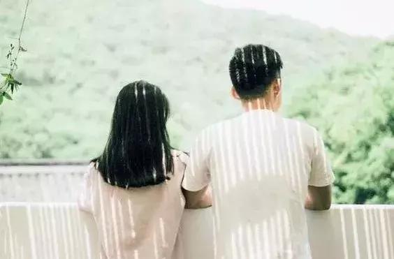 校服是我和她唯一穿过的情侣装,我们穿过的情侣装就是校服文案