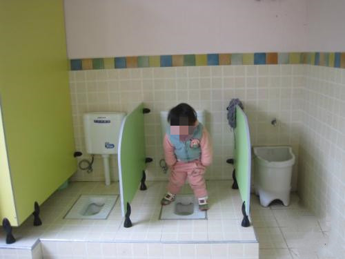 3岁女儿模仿爸爸“掏裤裆”，妈妈只乐不制止，几天后着急送医