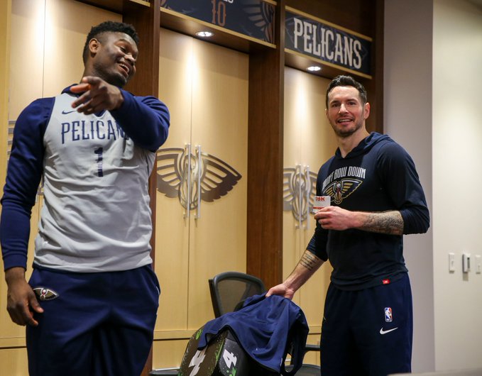 12连败也得有圣诞礼物！球哥为队友送上定制游戏机，锡安熊抱感谢