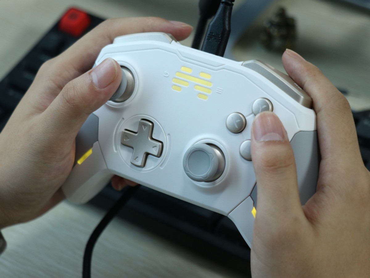 游戏手柄北通新一代宙斯,北通宙斯白金版游戏手柄开箱