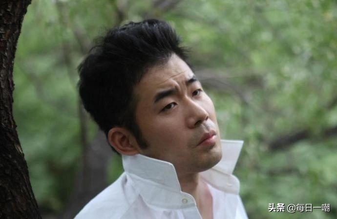 王子文高铁脚踩小桌,王子文道歉脚踩高铁桌板