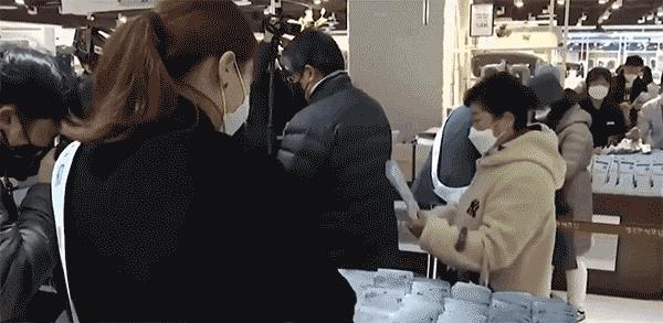 一千块买口罩,三千块买睡衣,疫情期间的女性账本