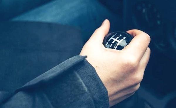 开车忘记拉手刹有什么后果,忘记拉手刹跑了一公里有问题吗