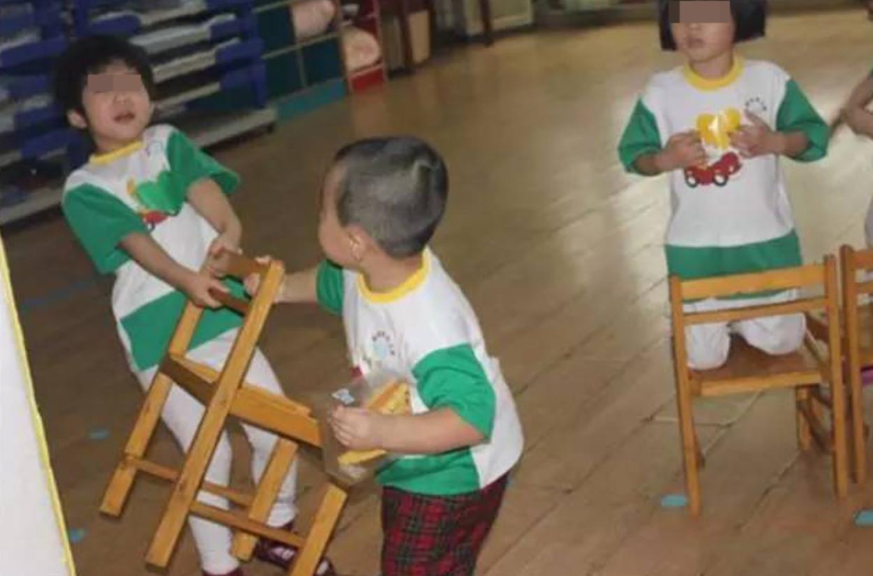 孩子幼儿园被欺负,父母如何处理?4个妙招解决幼儿园*力暴**