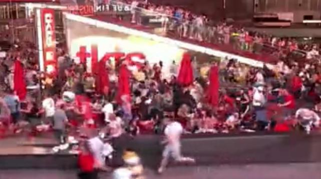 美民众已草木皆兵：摩托车回火当枪声，数千人集体奔逃，至少18伤