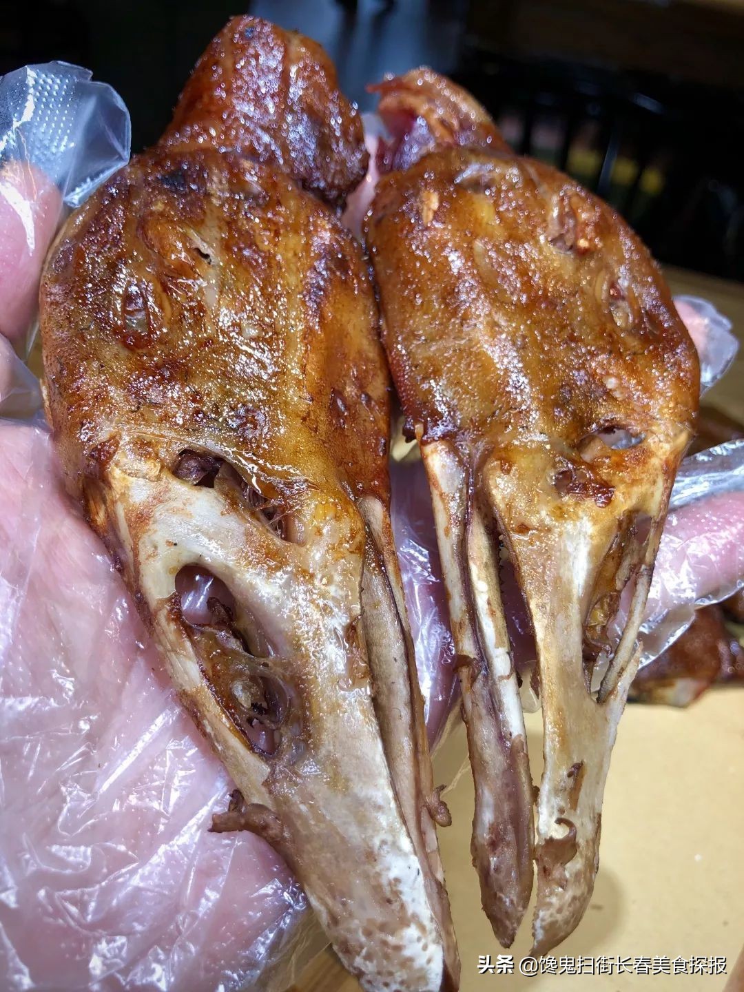 二道老厂区奇店。鹅的一切,全都炭火烤。烤鹅脖大锤抡