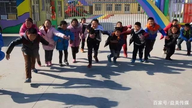 她是两千多孩子的“彩虹妈妈”，为服刑人员未成年子女撑起一片天