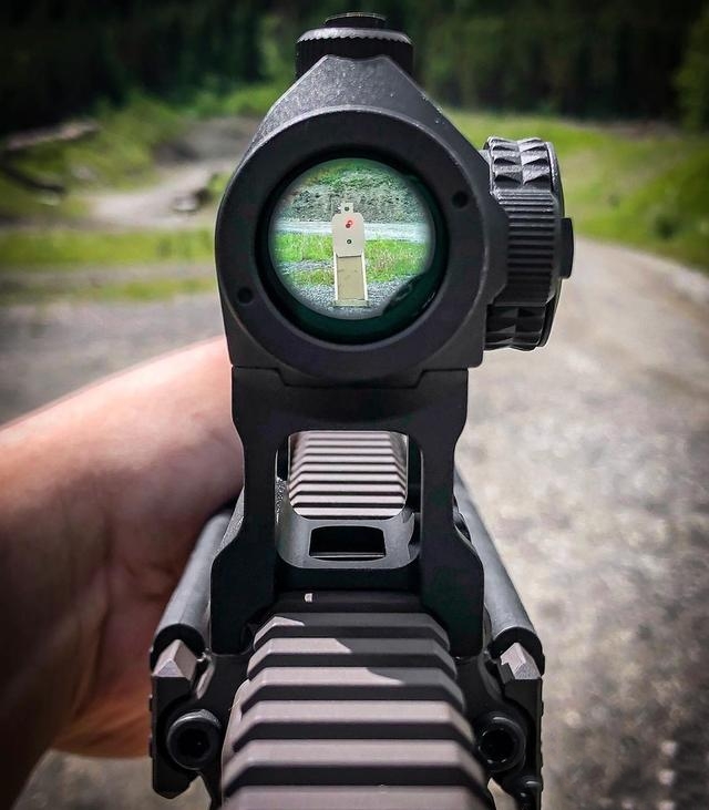 在枪械上面的瞄准镜瞄准目标，*弹子**是如何击中目标的呢？