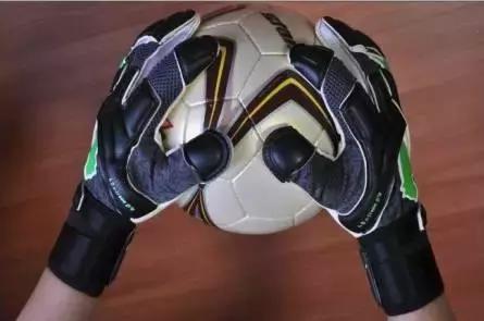 门将面对单刀球时的几个建议,门将怎么练才可以补得更精准