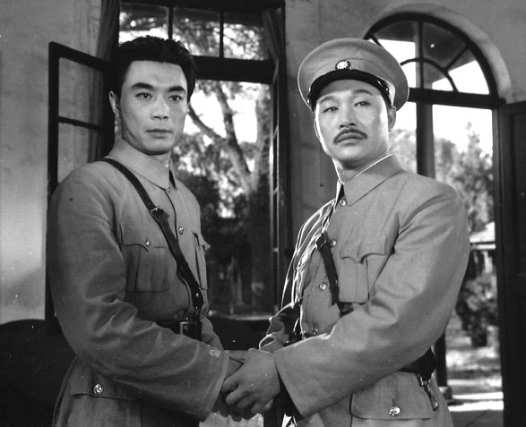 贺龙陪同周总理接见外宾，虽然身体有病，仍然替周总理喝酒