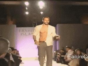 T台模特摔跤*案惨**!隔着屏幕都替她们脚疼