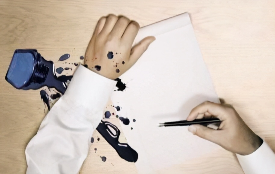 衣服上的油渍不用洗就可以弄干净,衣服上的油渍洗衣液能洗掉吗