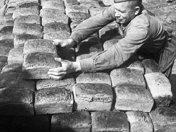 苏联二战吃黑面包 (一个德军给苏联士兵面包的电影)