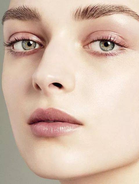 用素颜霜的化淡妆步骤,用粉底液素颜霜化淡妆