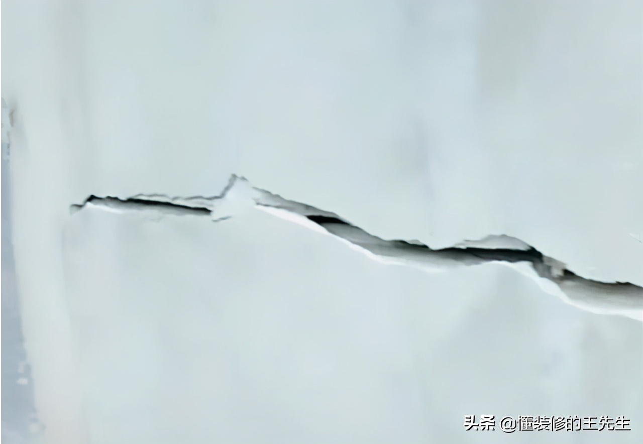 墙上裂开了一条口，可以修复吗？怎么修复？