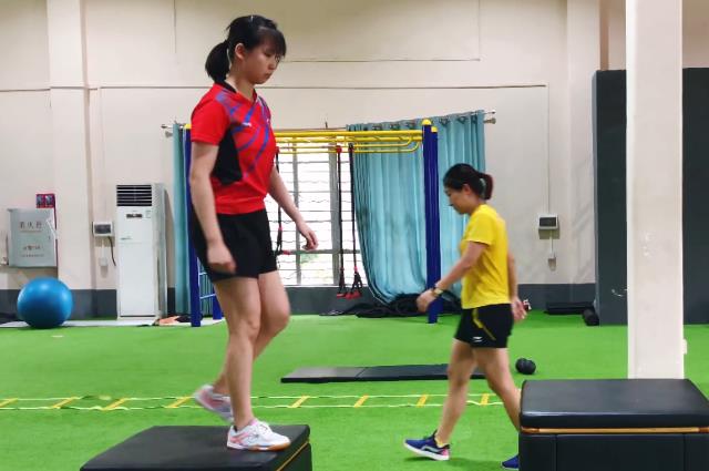 国乒队最美战将刘诗雯,国乒名将刘诗雯迎来华丽转身