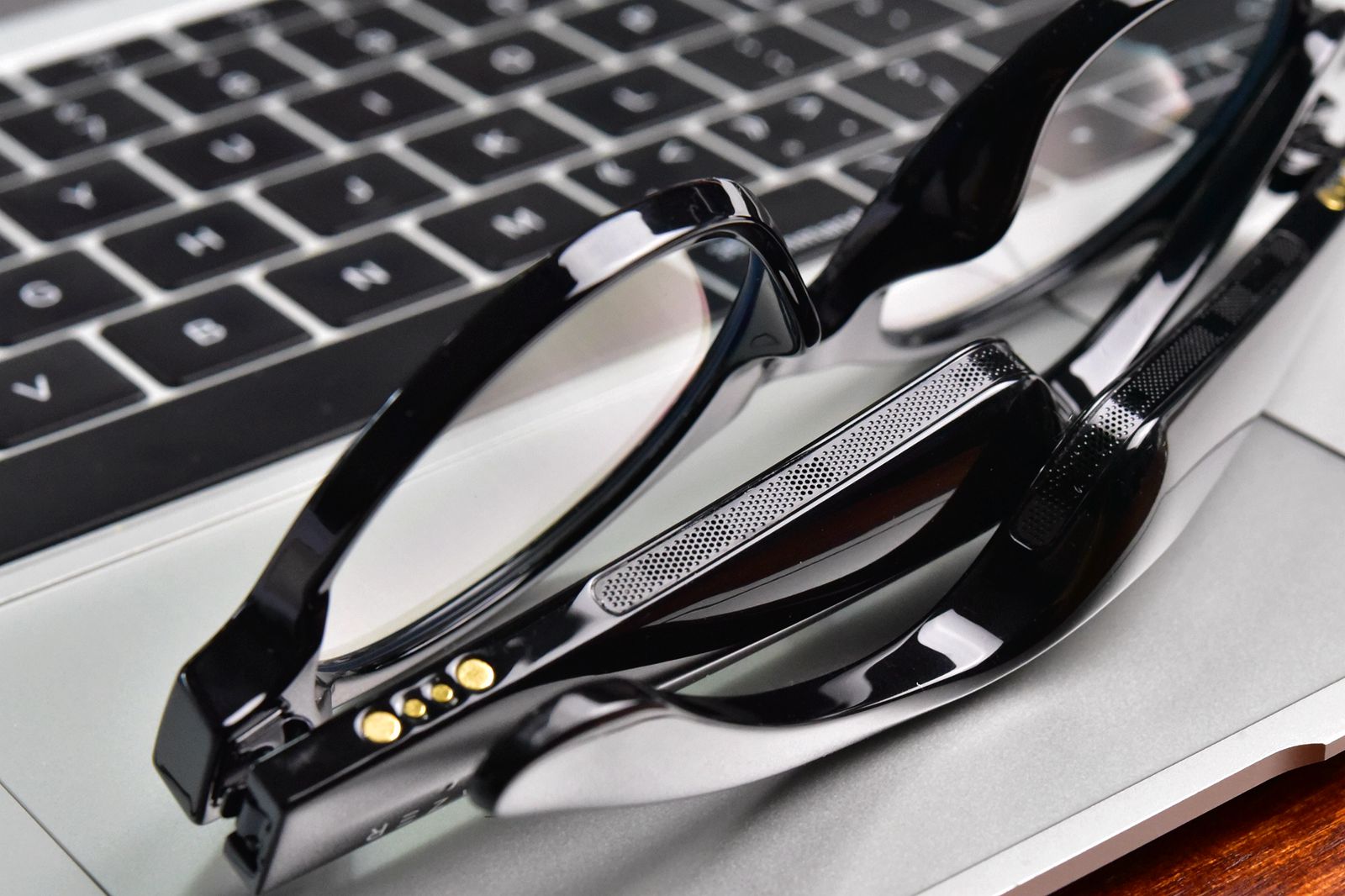 戴着眼镜就能听歌、接电话,你无法想象这是外设大厂雷蛇的操作