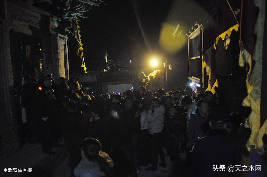 甘肃天水数万民众“上九朝观”祈福纳祥争烧头柱香!(组图)