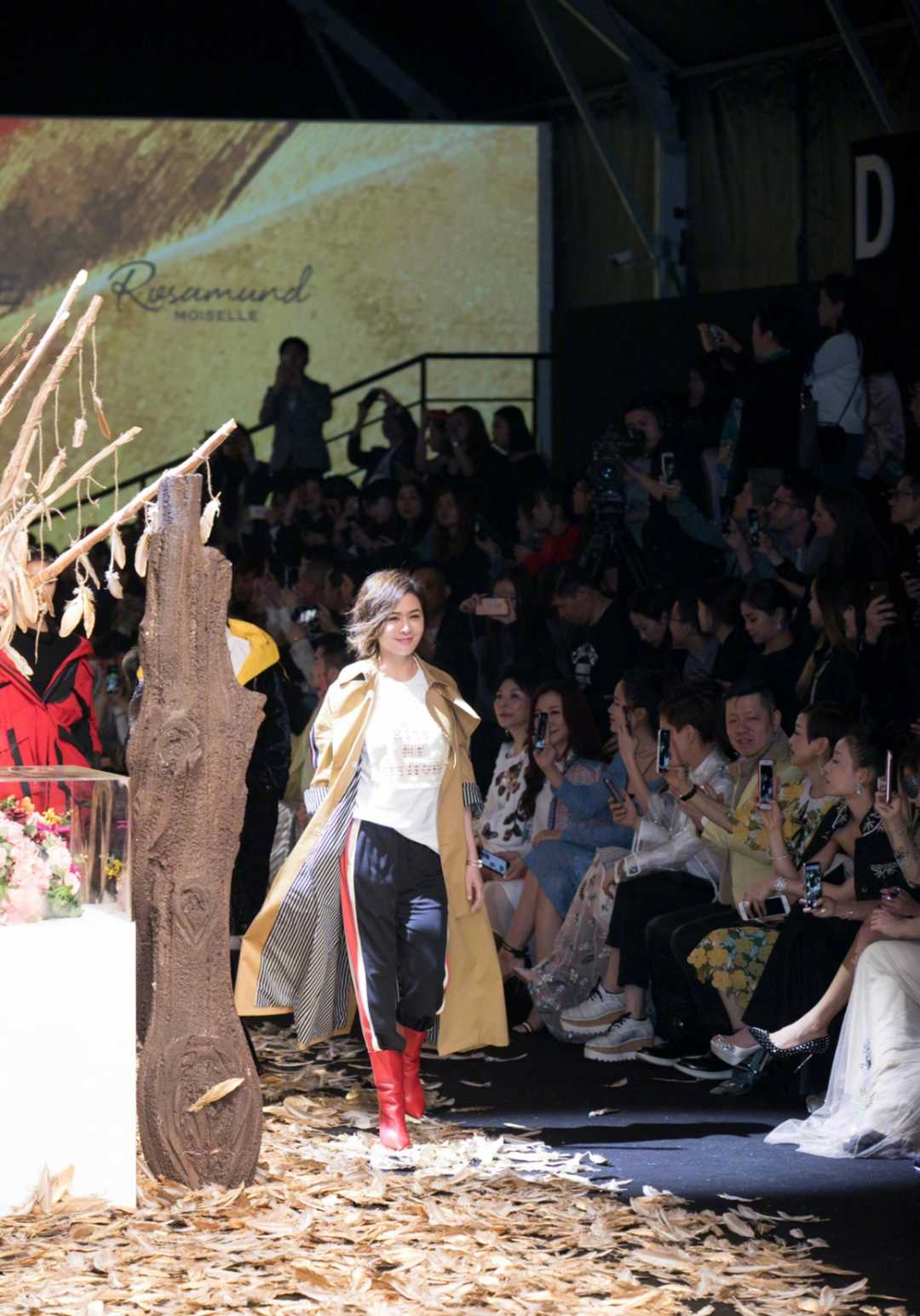 关之琳灰色长风衣,关之琳港风白裙穿搭