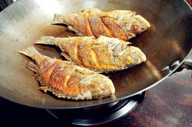 不粘锅煎鱼怎么煎不黄,油煎食物不粘锅最有效的方法
