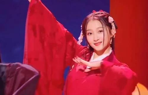 很奇怪没灵魂？“格格”跳舞秀大长腿被批既破坏美感又毫无风情