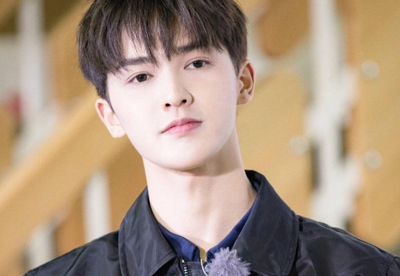 朱正廷滑沙,朱正廷空翻动图