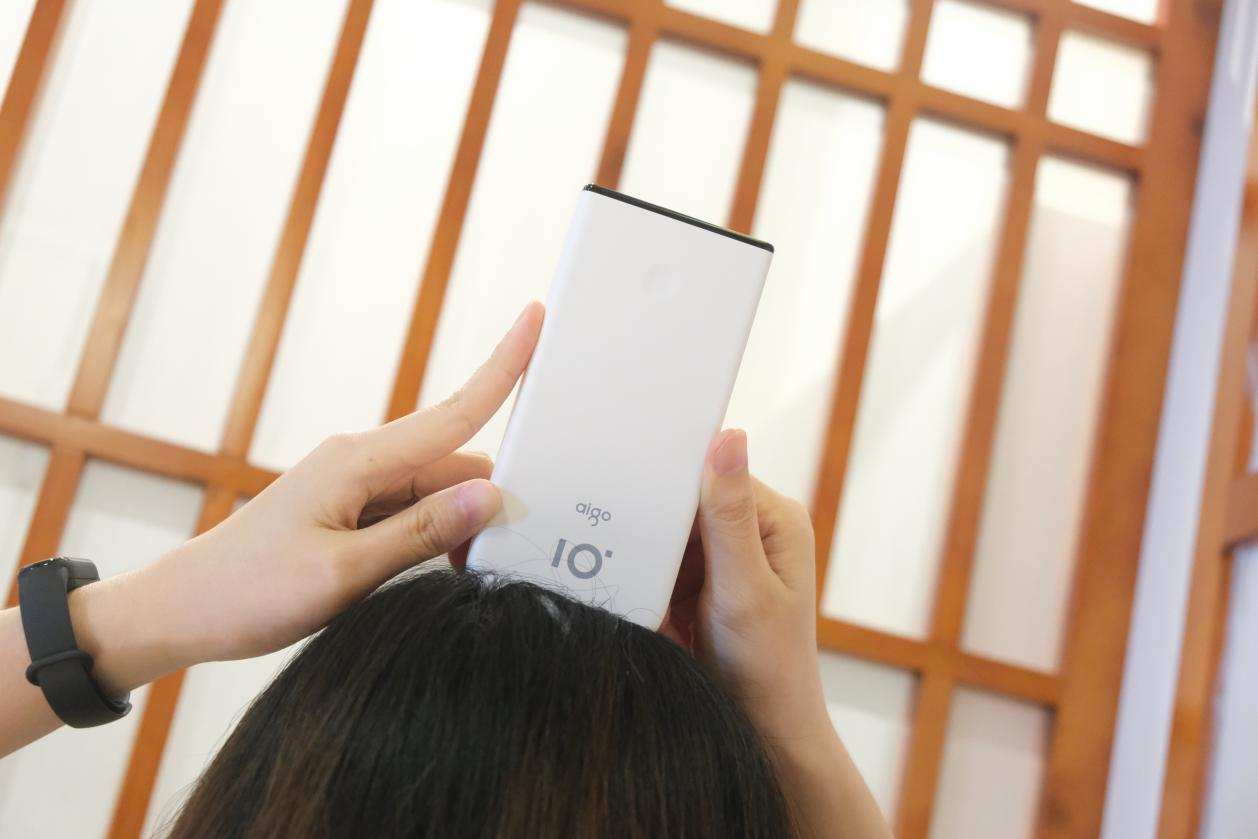 女生都是颜值*党**！像aigo国民好物充电宝就合女友的审美