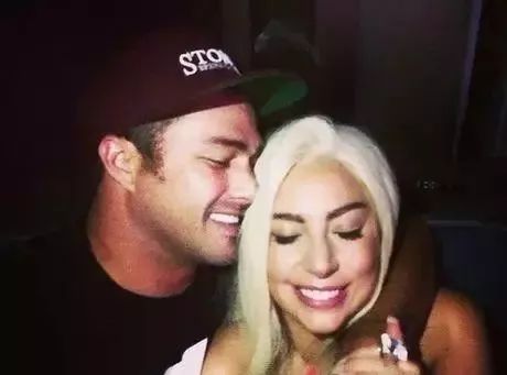 ladygaga承认自己是个平凡人,ladygaga一个明星的诞生发布会