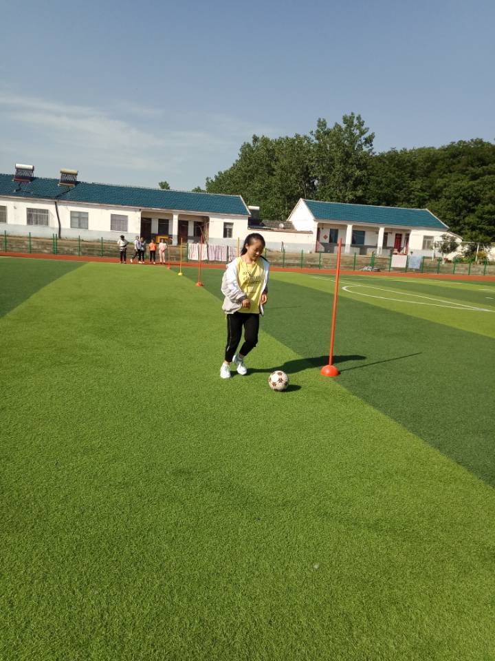 桥西区足球运球绕杆专项训练,东桥镇中心小学足球操