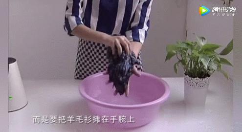 毛衣越洗越硬怎么变软,洗的毛衣怎么晾才不会变形