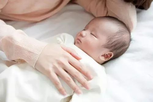 2个月宝宝肠胀气哭闹怎么办,2个多月婴儿肠绞痛哭闹怎么办