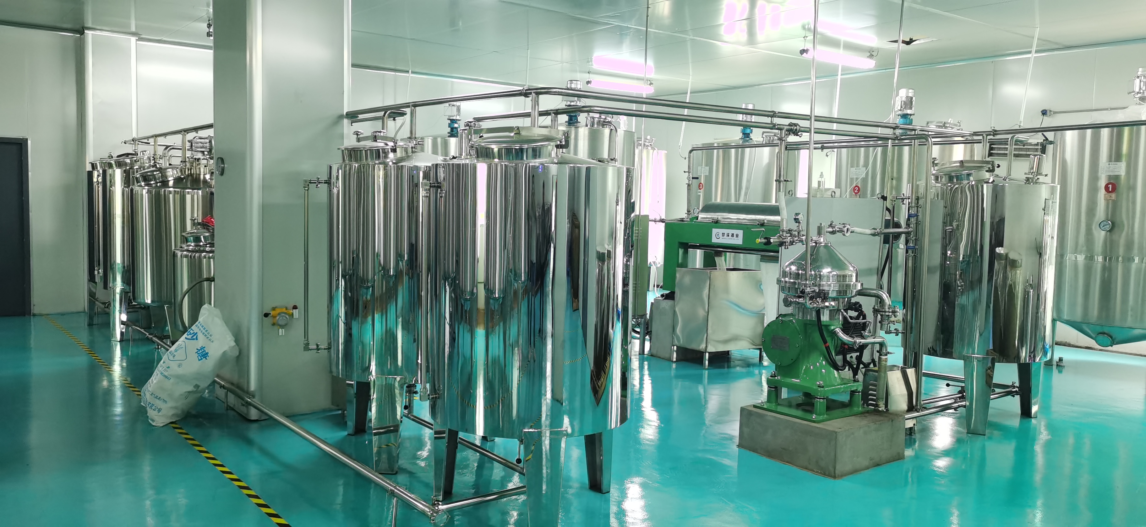 办一个小型酒厂需要什么设备,小型酒厂酿酒设备白酒灌装机