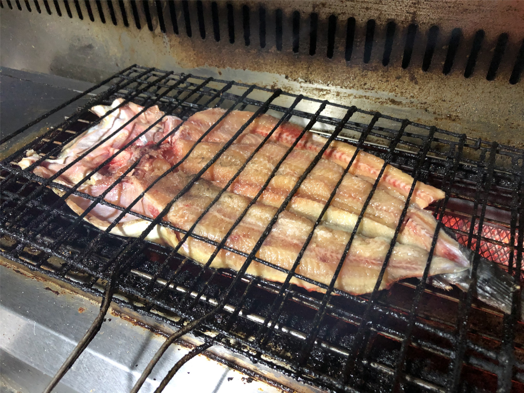 烧烤店烤的烤鱼是什么鱼,饭店的烤鱼都是什么鱼那么便宜