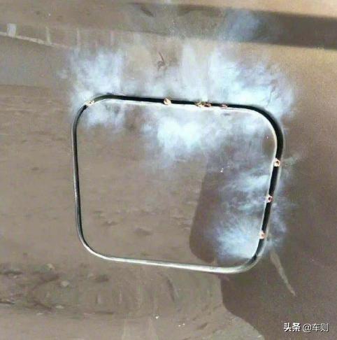 过年买新车炫富，当全村人面掉进水里，排气进水竟然还能开回家