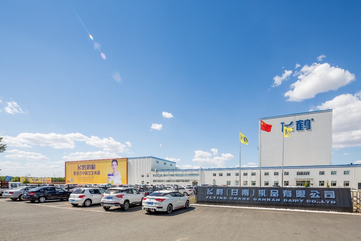 “鲜行”北纬47°黄金奶源带,爱婴岛与斓曦寻找飞鹤“鲜活”之源