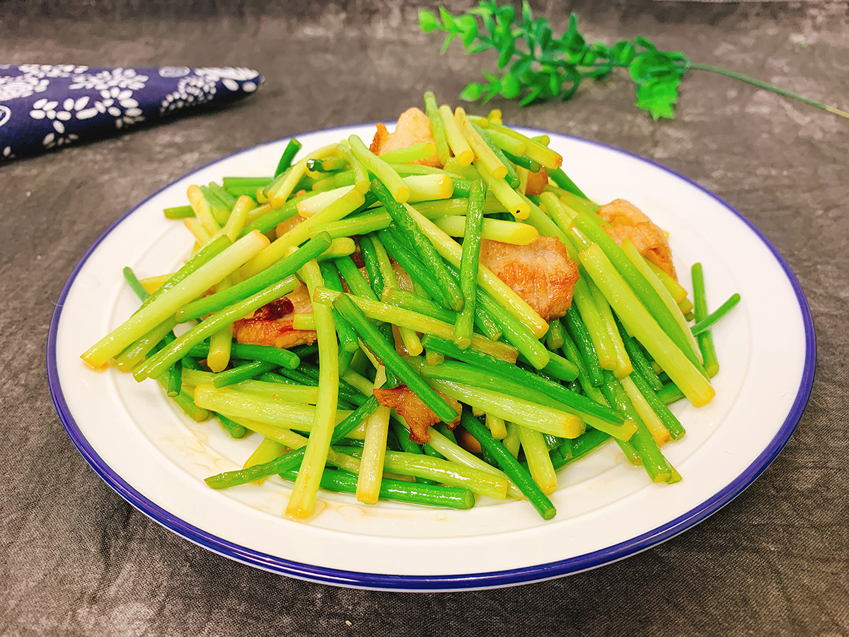 炒蒜苔别加酱油,蒜苔炒肉家常做法蒜苔用焯水吗