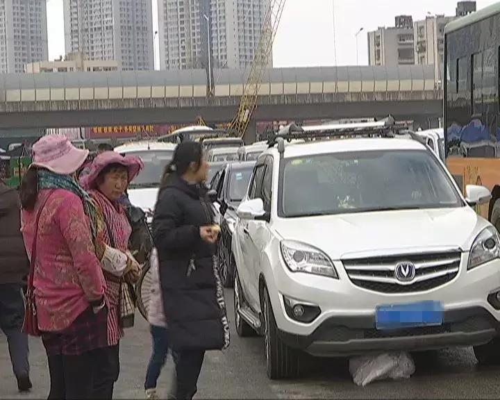 水果批发市场内堵车怎么解决,人多车多路上堵