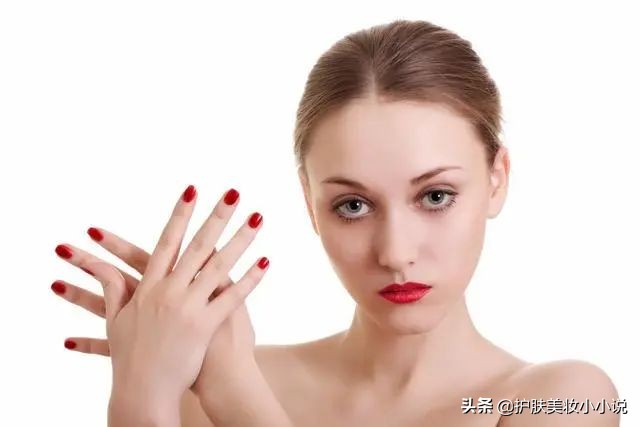 冬天怎么化妆才不干起皮,脸上紧绷干痒起皮像有一层皮