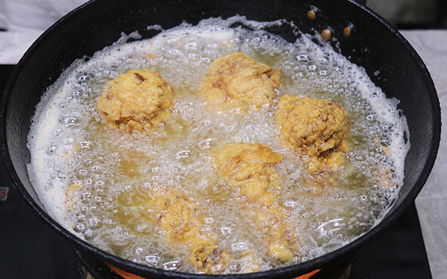 如何在家做外酥里嫩的炸鸡腿,教你做香酥炸鸡腿外皮酥脆