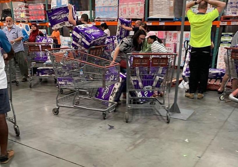 澳民众因病毒在全国范围恐慌抢购，有人抢240卷厕纸，超市被扫空