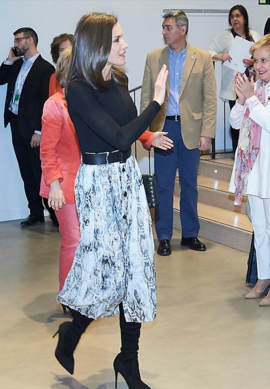 西班牙王后穿搭近照,西班牙王后凯特王妃同款连衣裙