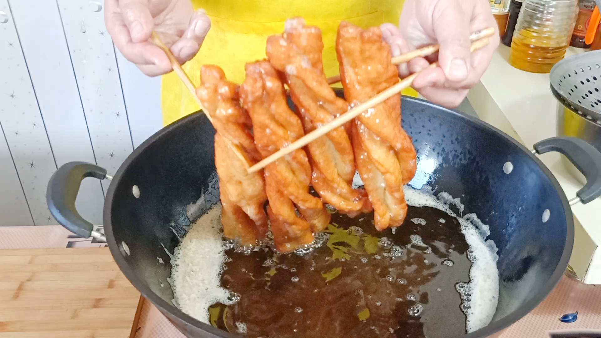 红薯油条的家常两种做法,红薯怎么样做小油条