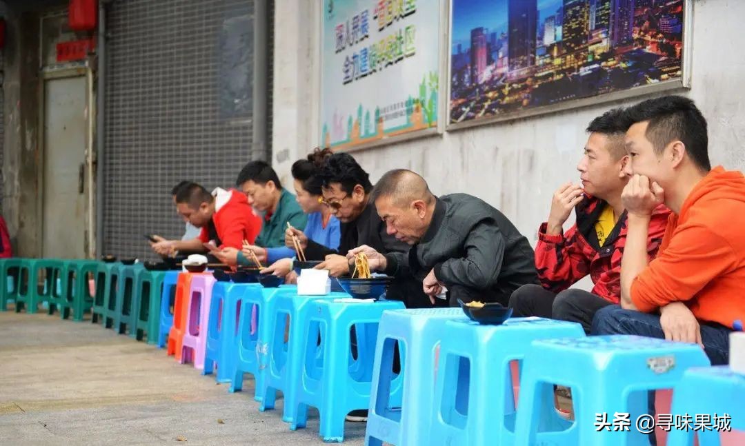 肖战重庆板凳面,肖战现身重庆一面馆吃豌杂面