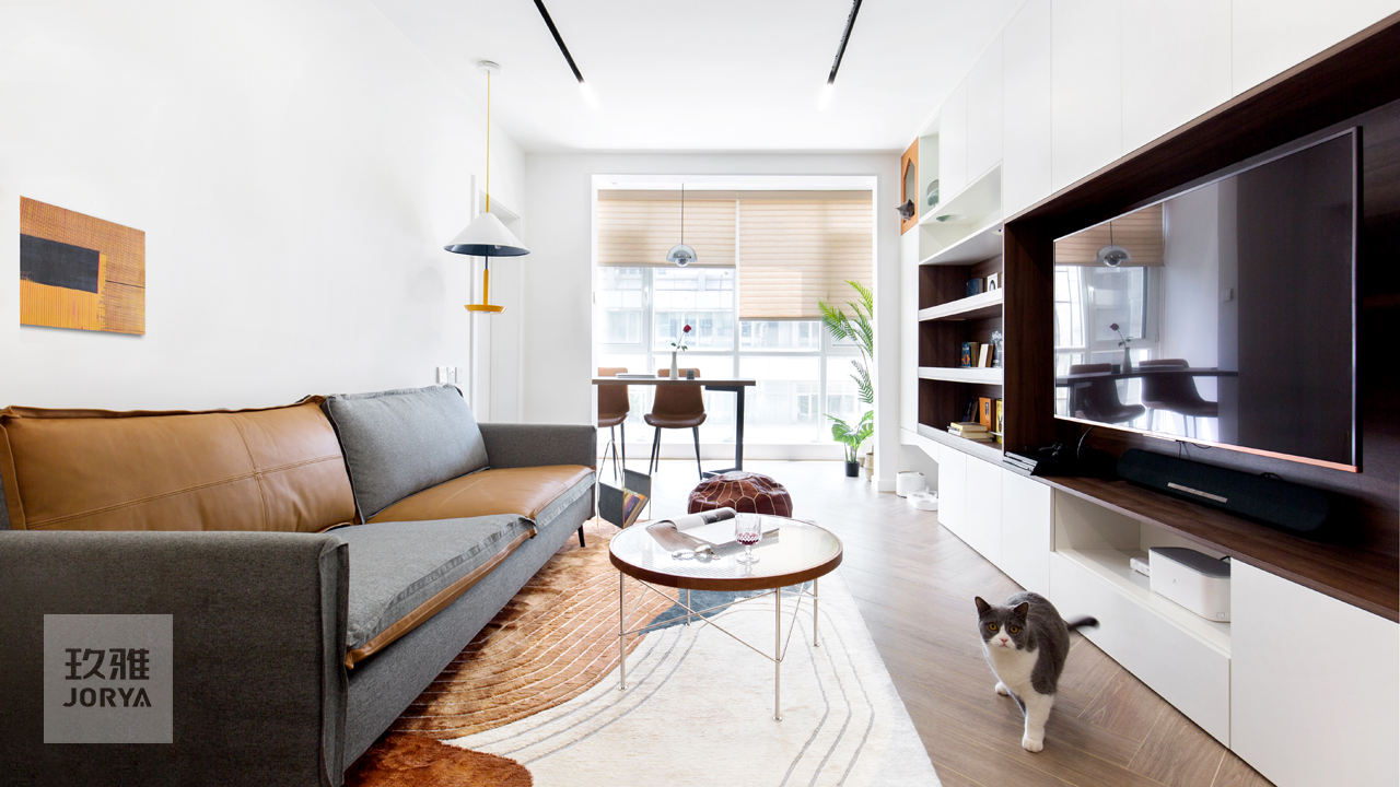 这家的电视柜既能收纳,也是喵星人乐园