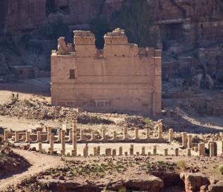 沙漠里巨大的遗迹,沙漠里的古老建筑物